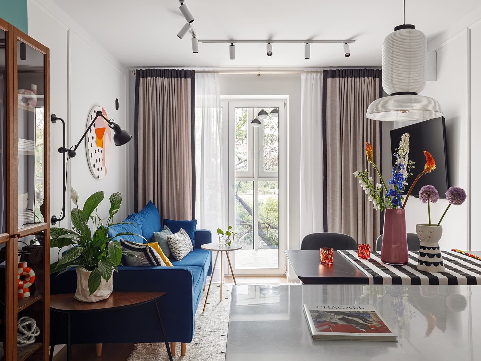 Оттенки синего, кораллового и бирюзового в квартире для семьи моряка — проект студии Rыба Дизайн