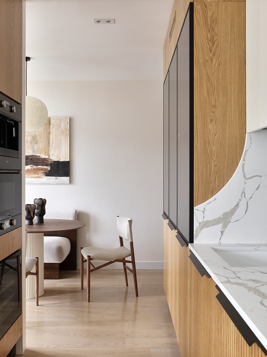 Медитативный теплый интерьер квартиры в шумной столице — проект студии DESIGN IS FINE