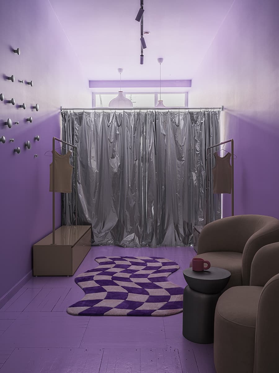 Монохром и металлизированные шторы в интерьере шоурума постельного белья — проект Анны Завгородней