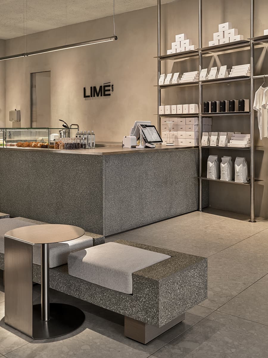 Лаймовый цвет и немного металла в интерьере компактного кафе — проект студии ZeWorkroom