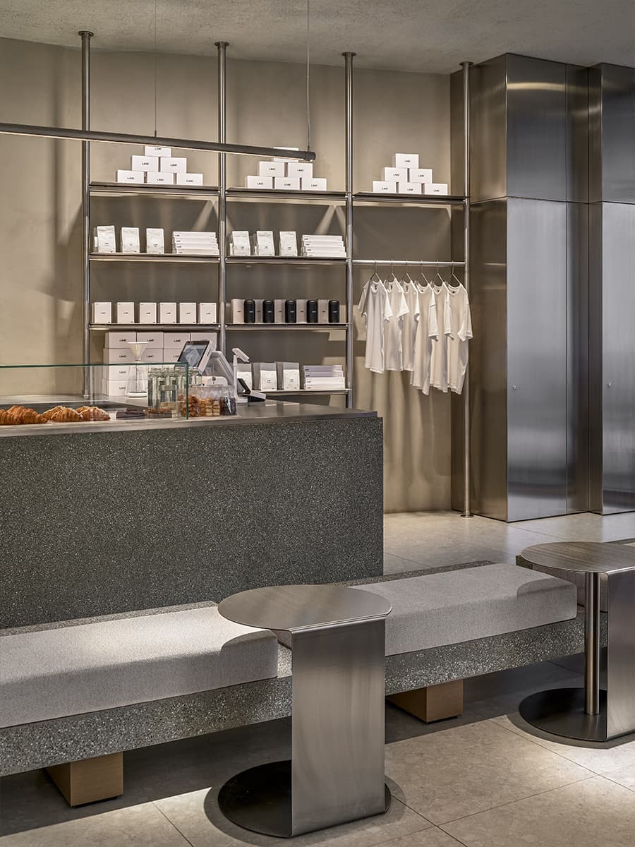 Лаймовый цвет и немного металла в интерьере компактного кафе — проект студии ZeWorkroom