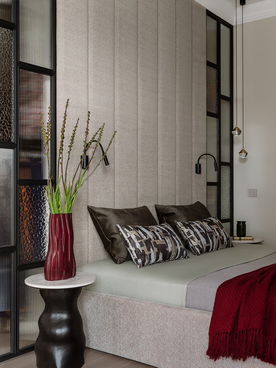 Теплый семейный интерьер квартиры с точечными вкраплениями цвета — проект Анны Мизюра