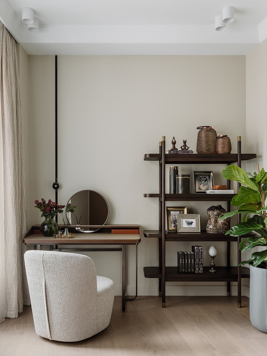 Теплый семейный интерьер квартиры с точечными вкраплениями цвета — проект Анны Мизюра