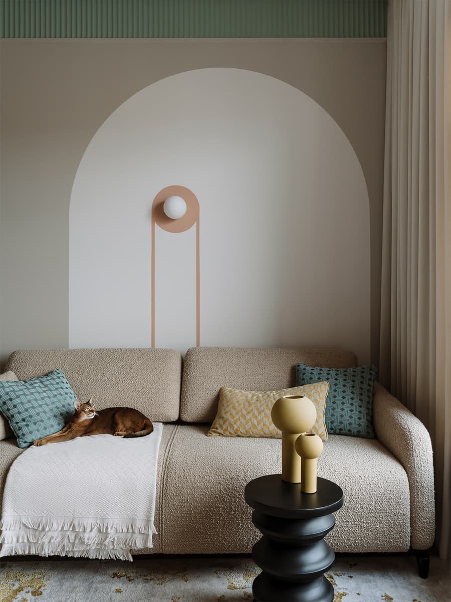 Теплый семейный интерьер квартиры с точечными вкраплениями цвета — проект Анны Мизюра