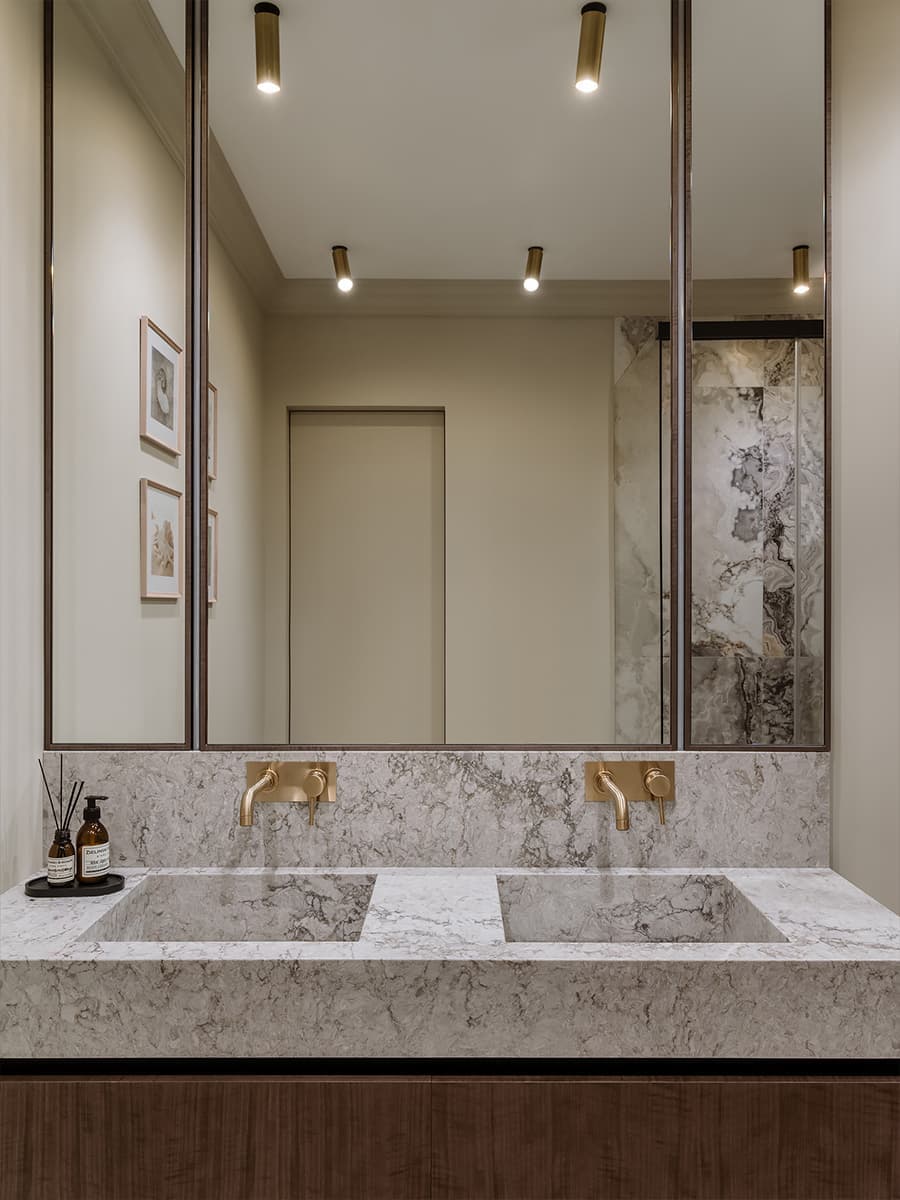 Теплый семейный интерьер квартиры с точечными вкраплениями цвета — проект Анны Мизюра