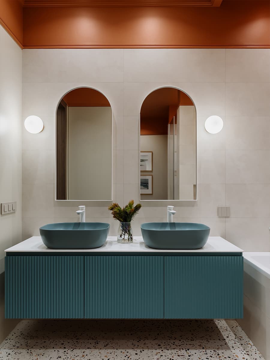 Теплый семейный интерьер квартиры с точечными вкраплениями цвета — проект Анны Мизюра