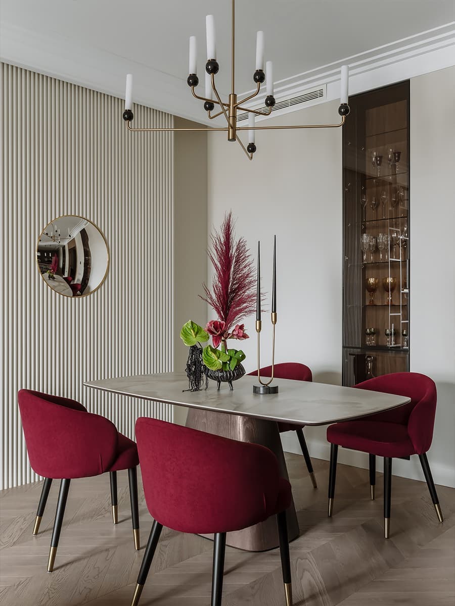 Теплый семейный интерьер квартиры с точечными вкраплениями цвета — проект Анны Мизюра