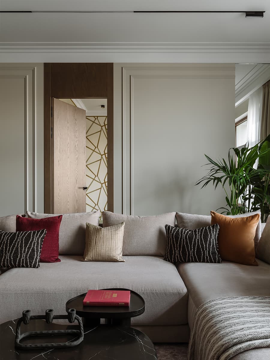 Теплый семейный интерьер квартиры с точечными вкраплениями цвета — проект Анны Мизюра w3