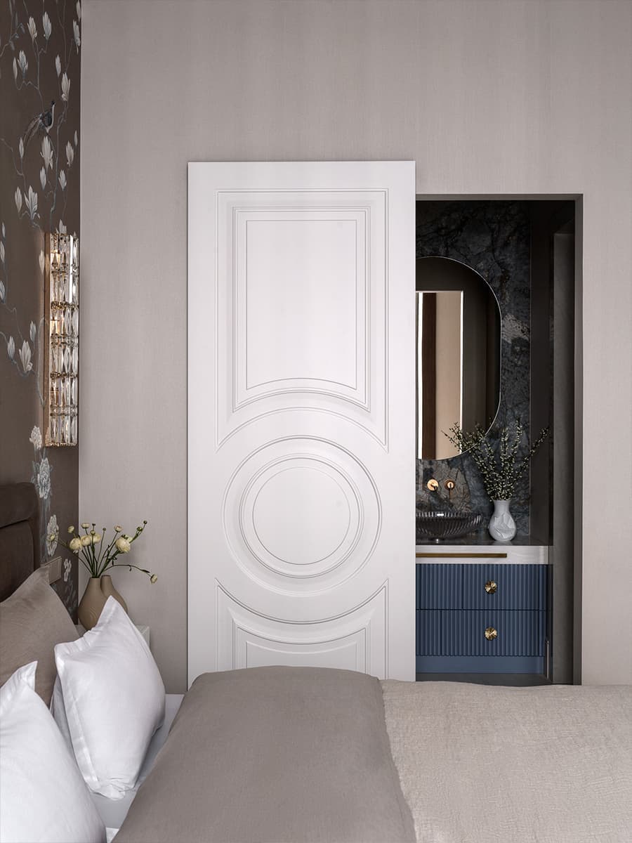 Классика и узорчатые обои в интерьере квартиры для девушки — проект DIB.architects