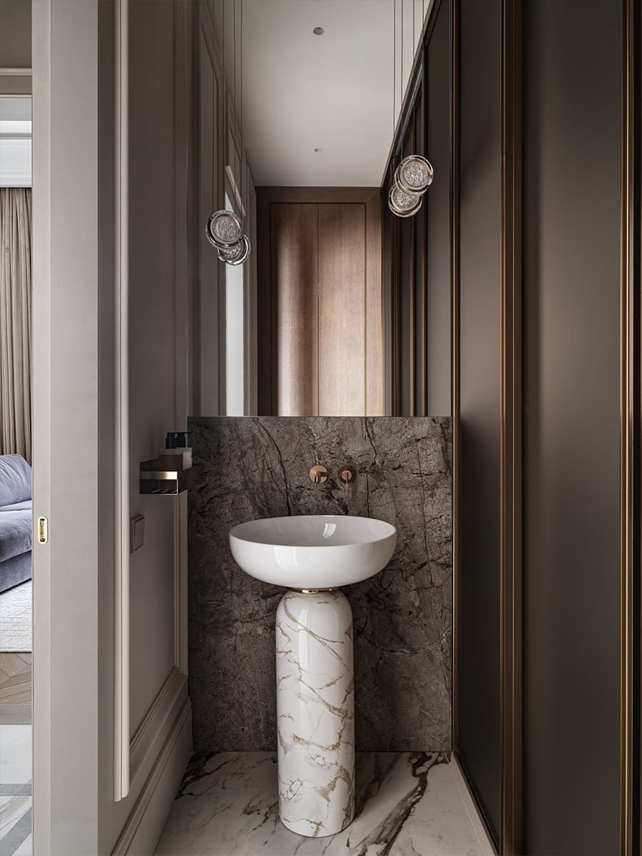 Классика и узорчатые обои в интерьере квартиры для девушки — проект DIB.architects