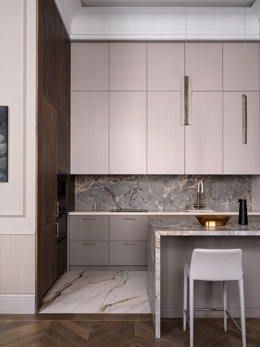 Классика и узорчатые обои в интерьере квартиры для девушки — проект DIB.architects