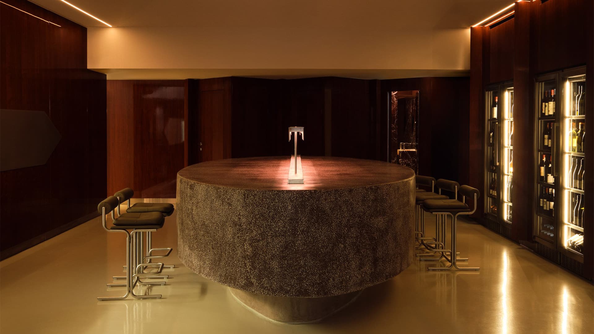 Глубокие бордовые и коричневые тона в эффектном интерьере ресторана — проект Анды Зота и Елены Визитеу Глубокие бордовые и коричневые тона в эффектном интерьере ресторана — проект Анды Зота и Елены Визитеу