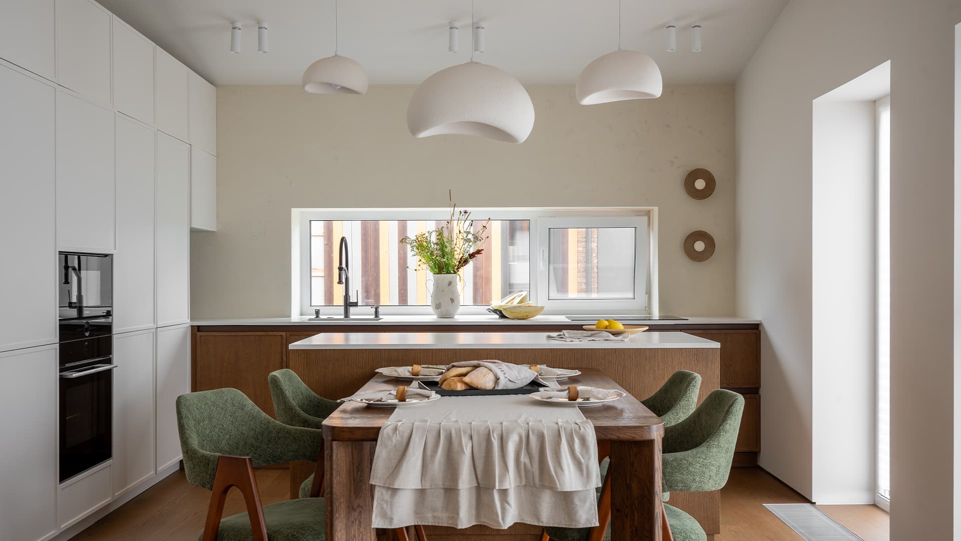 Авторские панно и природные цвета в интерьере загородного дома — проект Анастасии Давиденко Авторские панно и природные цвета в интерьере загородного дома — проект Анастасии Давиденко