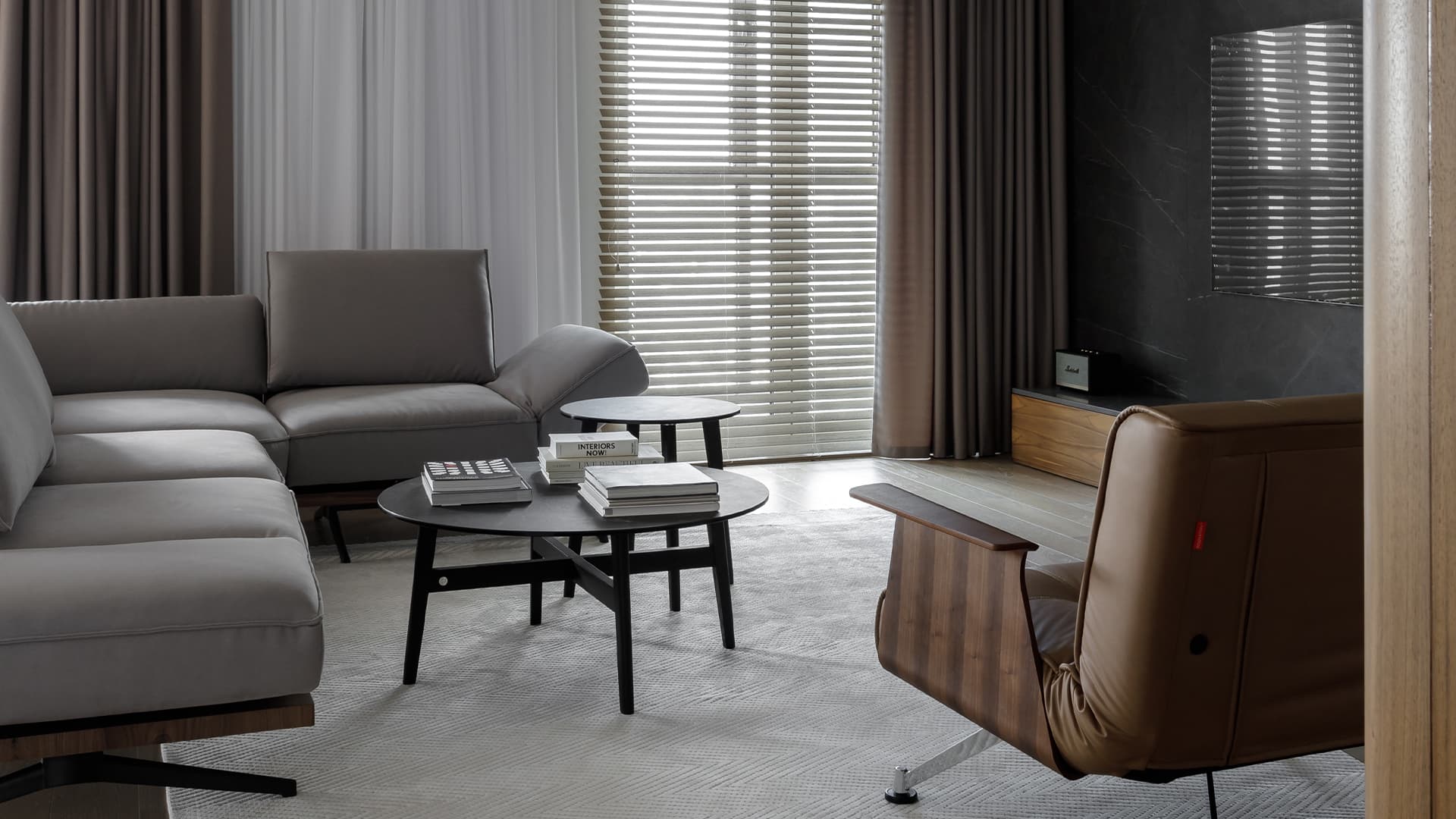 Радиусные объемы и итальянские светильники в интерьере челябинской квартиры — проект Starikova Architects Радиусные объемы и итальянские светильники в интерьере челябинской квартиры — проект Starikova Architects