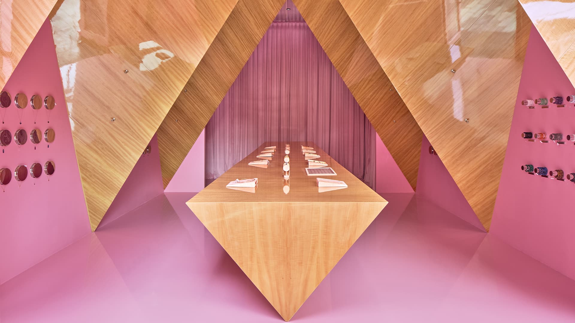 Образы кристаллов в интерьере магазина украшений — проект Елены Локастовой Образы кристаллов в интерьере магазина украшений — проект Елены Локастовой