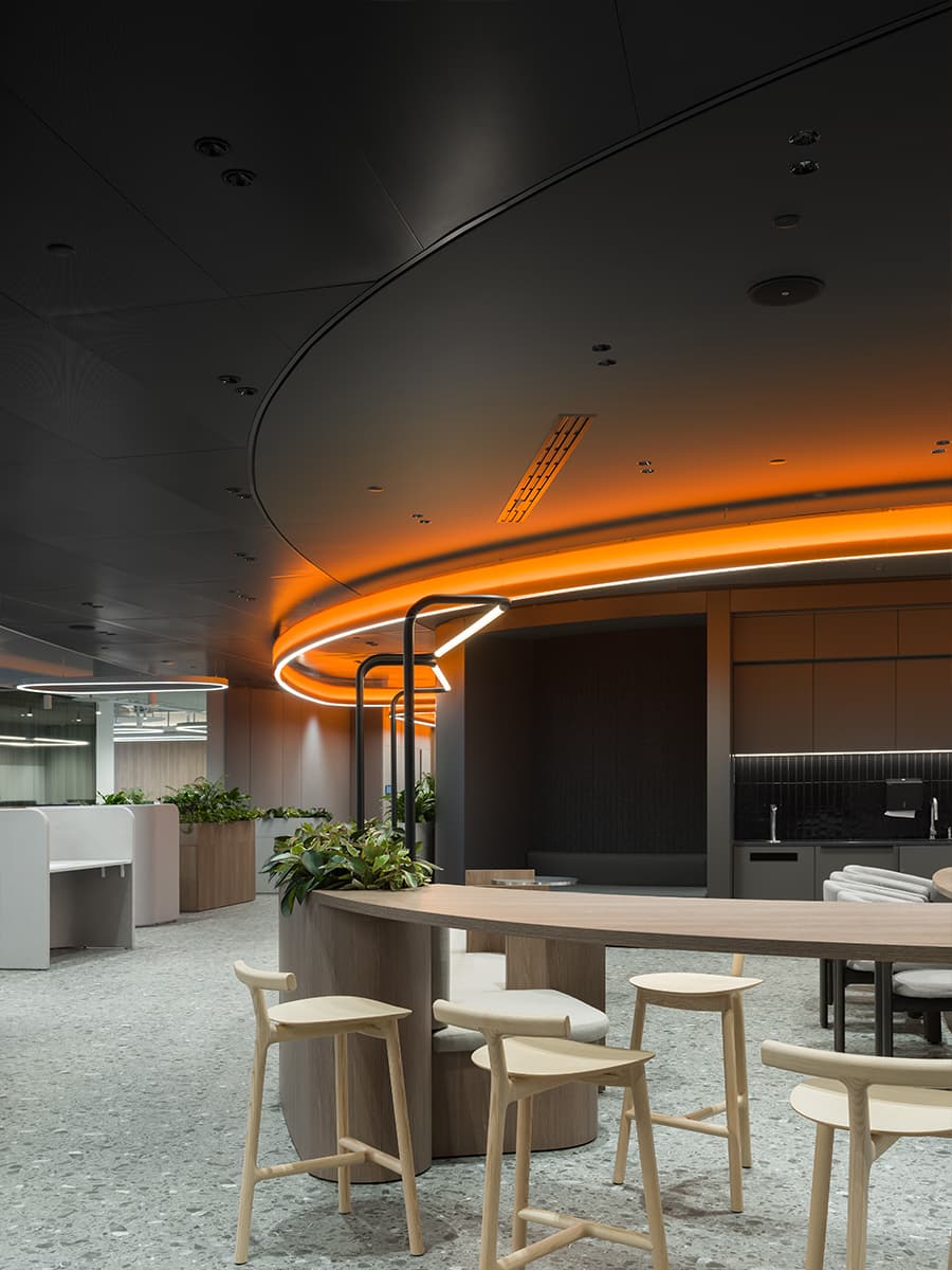 Контрасты и динамичный свет в интерьере технологичного офиса — проект IND Studio