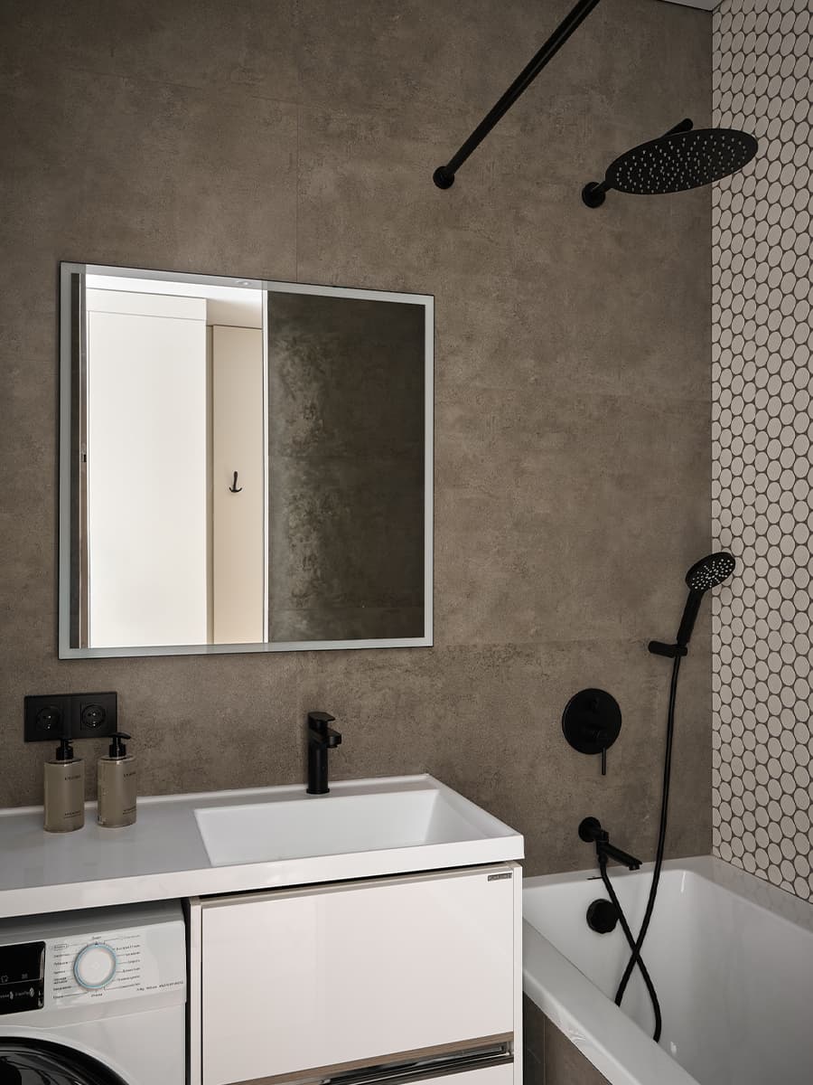 Золотистая перегородка со smart-стеклом в бутиковом интерьере квартиры — проект Ларисы Ермоленко