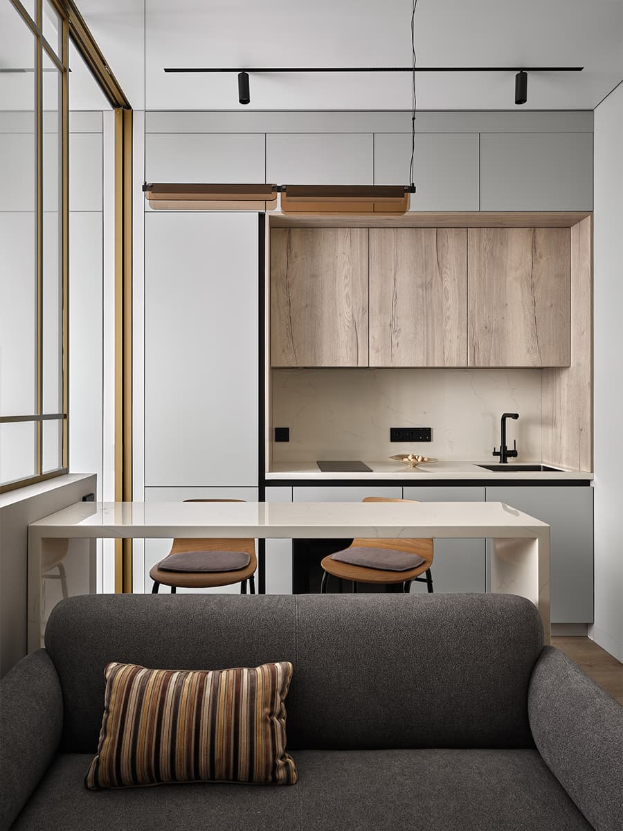 Золотистая перегородка со smart-стеклом в бутиковом интерьере квартиры — проект Ларисы Ермоленко