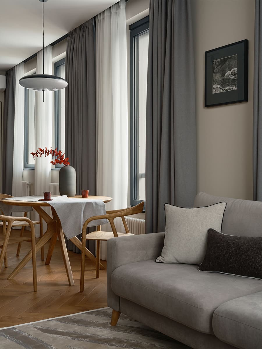 Красные акценты и скрытые двери в современном интерьере квартиры — проект студии Black Wall