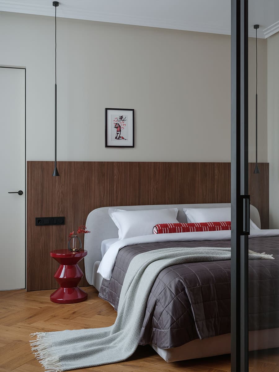 Красные акценты и скрытые двери в современном интерьере квартиры — проект студии Black Wall