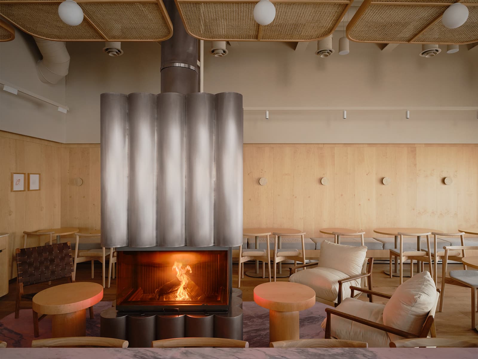 Теплые фактуры дерева в интерьере кофейни в Подмосковье — проект бюро Le Atelier