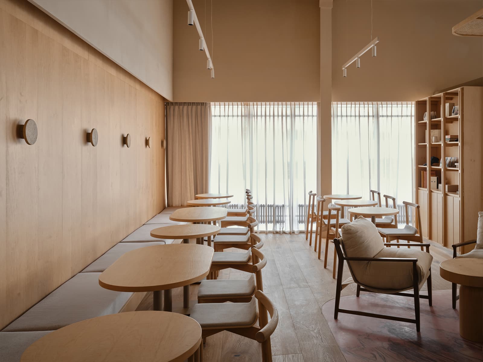 Теплые фактуры дерева в интерьере кофейни в Подмосковье — проект бюро Le Atelier