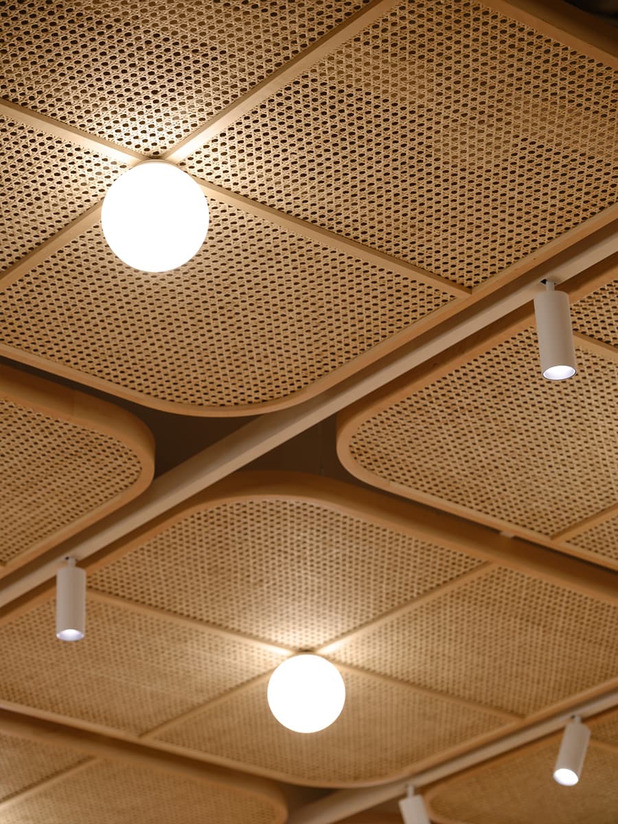 Теплые фактуры дерева в интерьере кофейни в Подмосковье — проект бюро Le Atelier