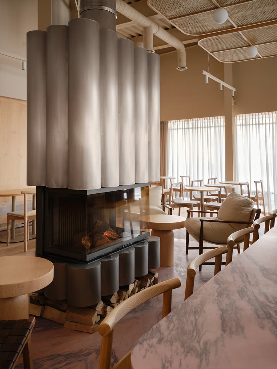 Теплые фактуры дерева в интерьере кофейни в Подмосковье — проект бюро Le Atelier