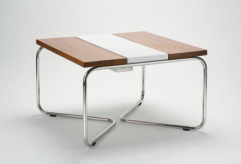 Between Table - лампа и стол одновременно