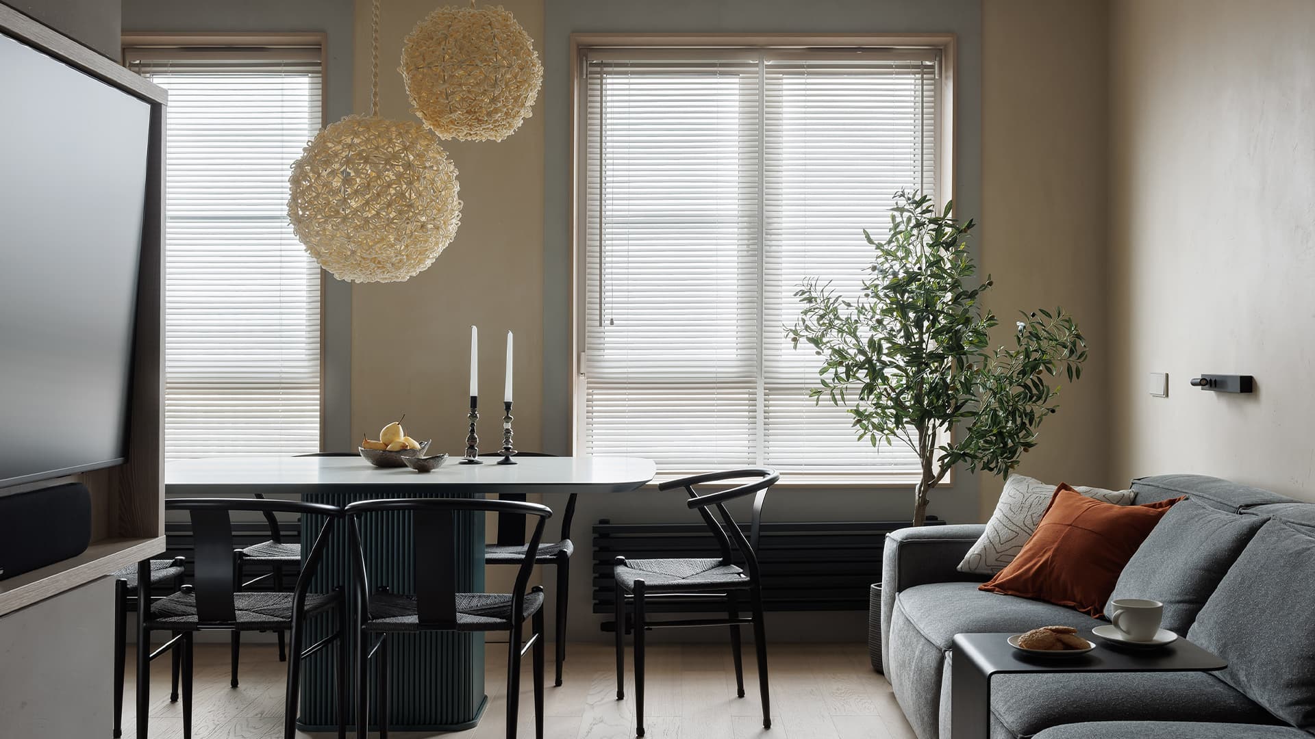 Поворотный телевизор, скрытое хранение и отсылки к джапанди в интерьере для психолога — проект Анны Тюленевой Поворотный телевизор, скрытое хранение и отсылки к джапанди в интерьере для психолога — проект Анны Тюленевой