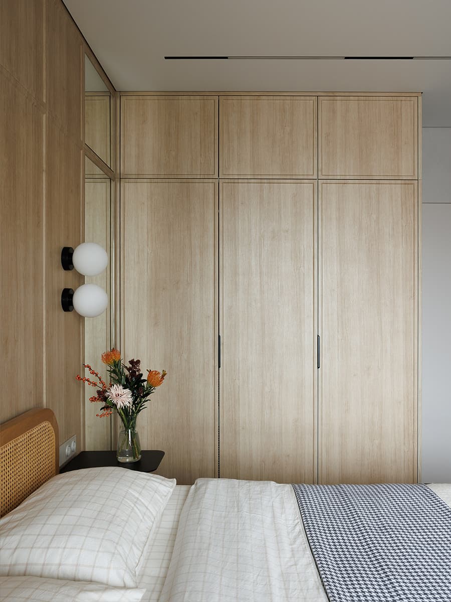 Поворотный телевизор, скрытое хранение и отсылки к джапанди в интерьере для психолога — проект Анны Тюленевой