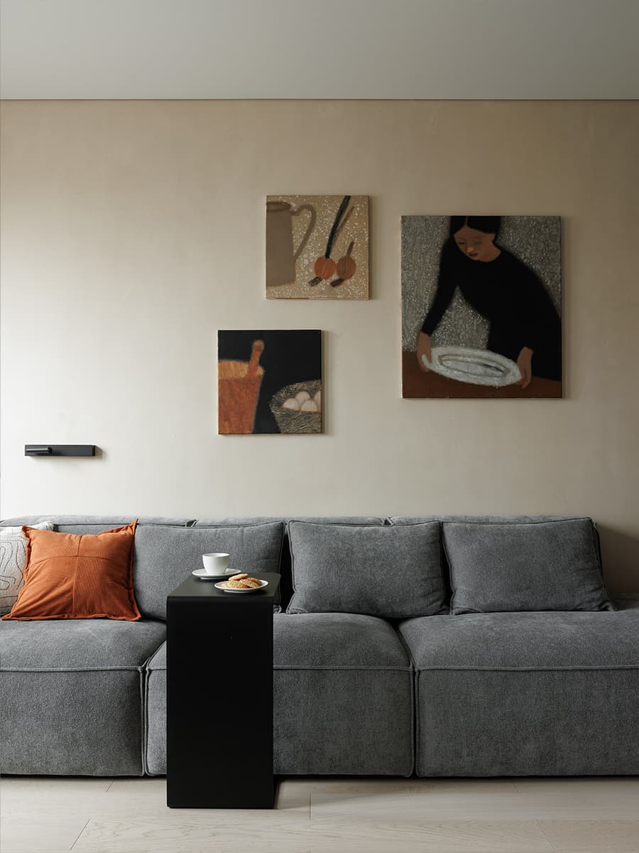 Поворотный телевизор, скрытое хранение и отсылки к джапанди в интерьере для психолога — проект Анны Тюленевой