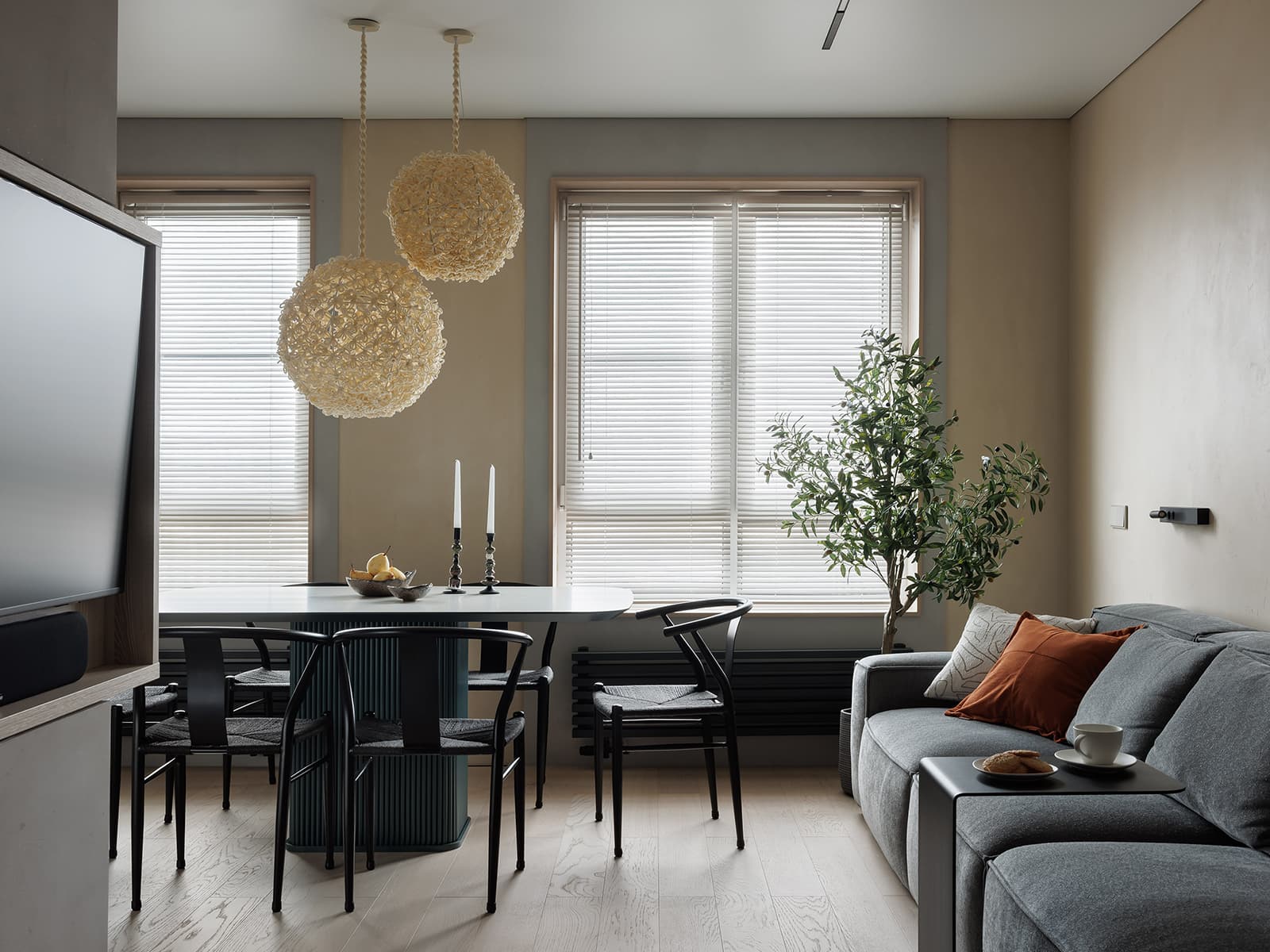 Поворотный телевизор, скрытое хранение и отсылки к джапанди в интерьере для психолога — проект Анны Тюленевой