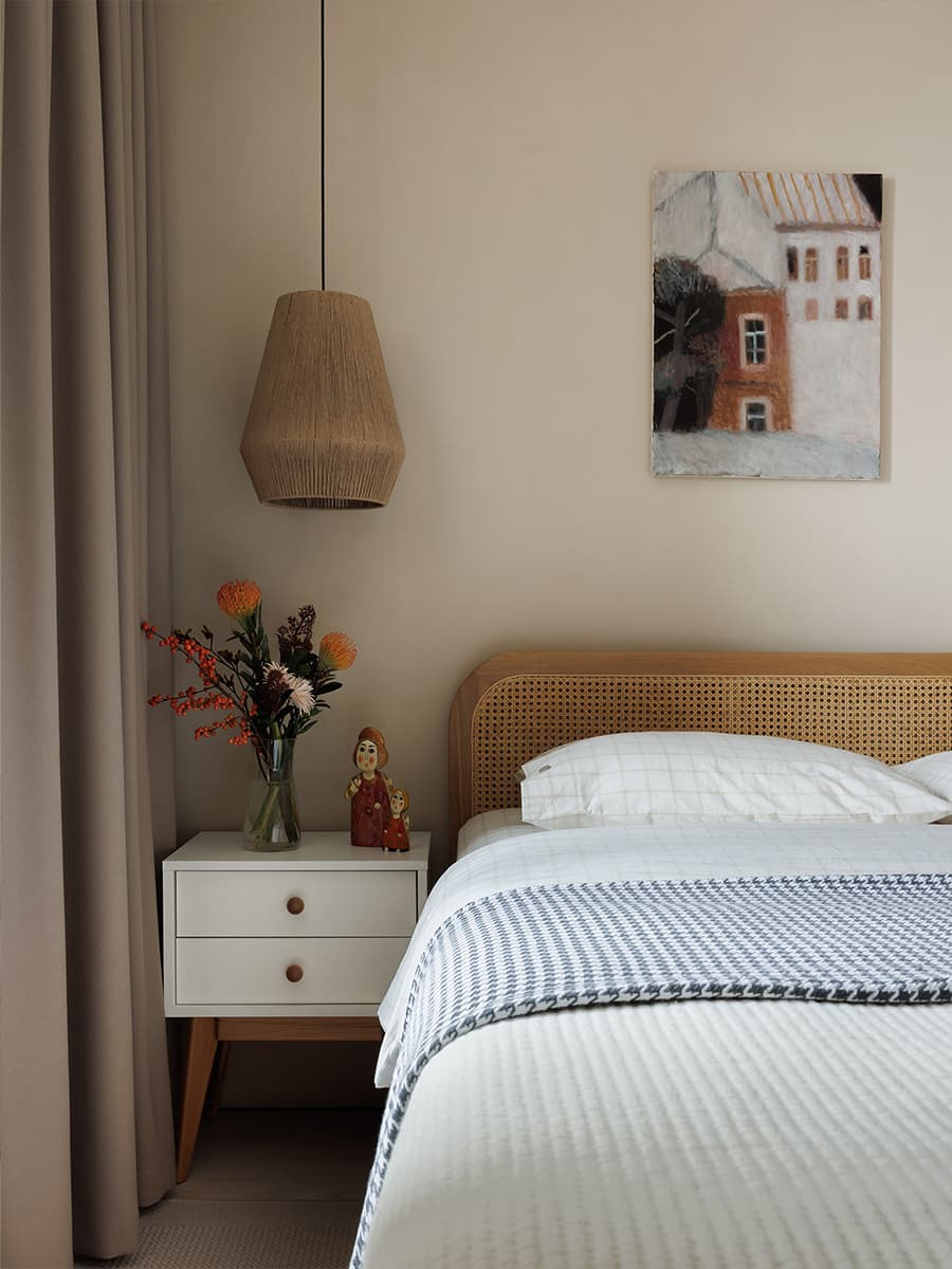 Поворотный телевизор, скрытое хранение и отсылки к джапанди в интерьере для психолога — проект Анны Тюленевой