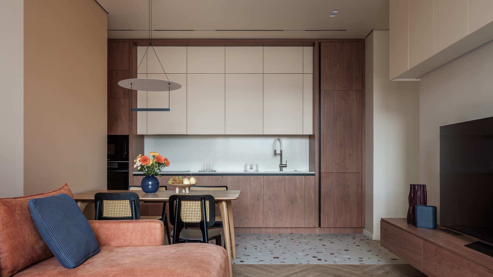 Плитка терраццо и авторские картины в интерьере для творческой семьи — проект Артема Тулупова Плитка терраццо и авторские картины в интерьере для творческой семьи — проект Артема Тулупова