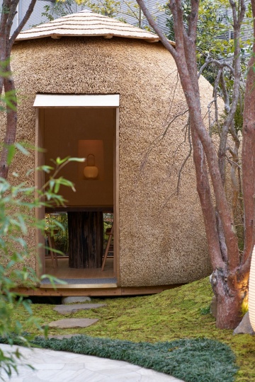 Фасад нового концепт-стора Dior в Токио отсылает к бамбуковым лесам