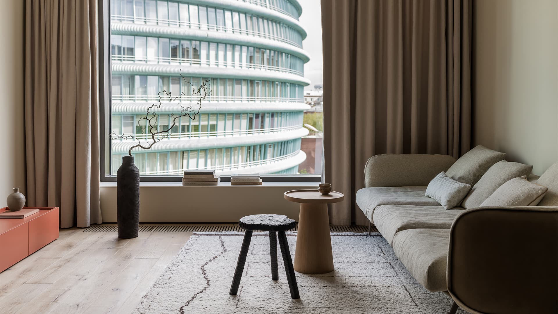 Акцентная темная кухня в интерьере семейной квартиры — проект дизайн-студии MOVE BUREAU Акцентная темная кухня в интерьере семейной квартиры — проект дизайн-студии MOVE BUREAU