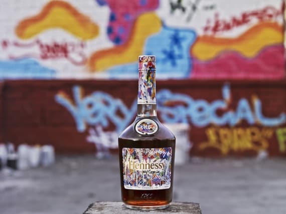 Нью-йоркский стрит-арт художник расписал бутылку Hennessy Нью-йоркский стрит-арт художник расписал бутылку Hennessy