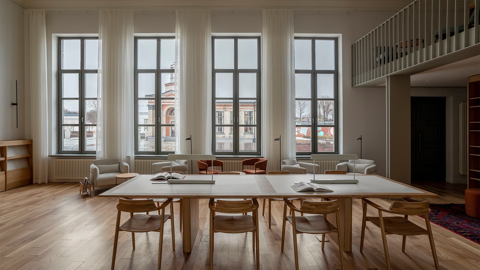 Светлое дерево и исторические детали в интерьере отреставрированного павильона — проект архитектурного бюро Апрель Светлое дерево и исторические детали в интерьере отреставрированного павильона — проект архитектурного бюро Апрель