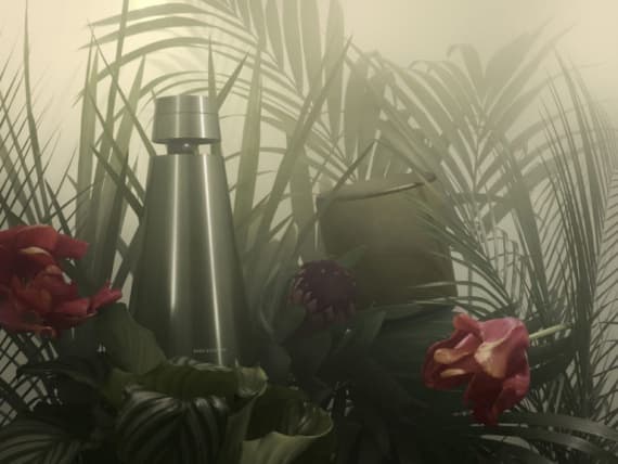 Компания Bang & Olufsen выпустила коллекцию акустических систем в зеленом цвете