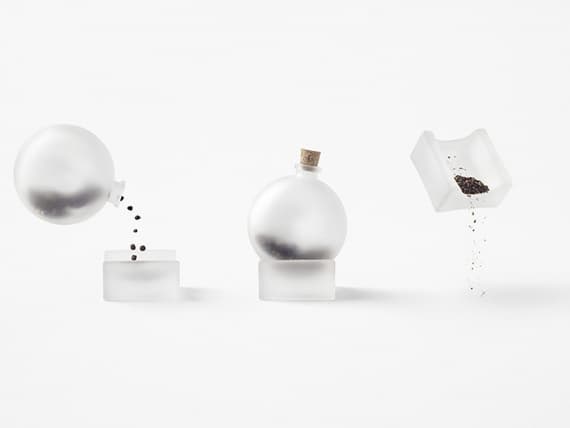 Японцы Nendo сделали небанальный набор из солонки и перечницы