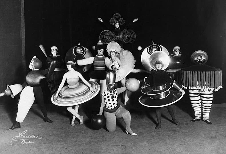 Театральная маска и «Триадический балет» Оскар Шлеммер, 1922