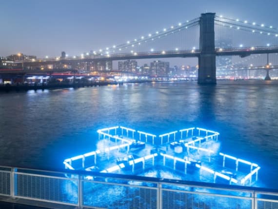 Playlab и Family New York создали светодиодную скульптуру в виде плюса, показывающую уровень загрязнения воды в реке Гудзон Playlab и Family New York создали светодиодную скульптуру в виде плюса, показывающую уровень загрязнения воды в реке Гудзон