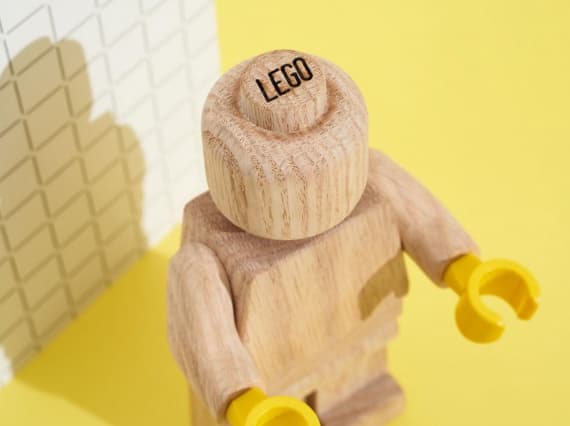 Lego сделали легендарного человечка из дерева