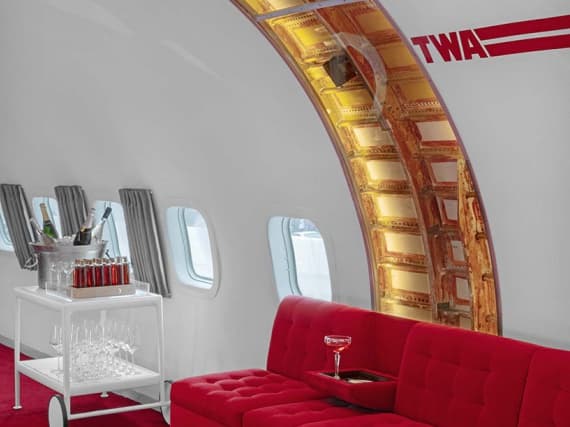 Отель TWA превратил винтажный самолет в коктейль-бар