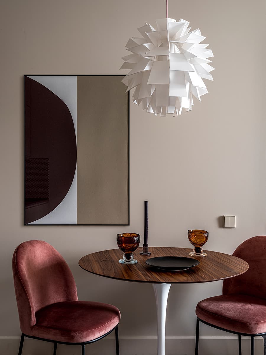 Стол Tulip, Knoll; светильник Norm 69, Normann Copenhagen; винтажные бокалы»