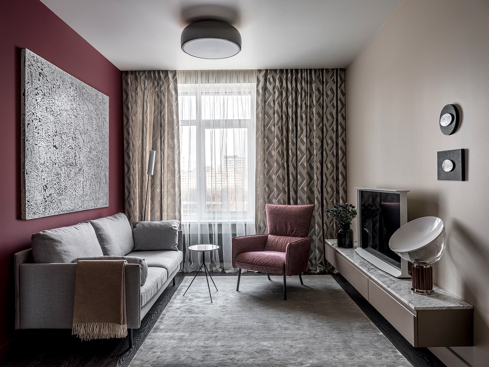 Тумба с мраморной столешницей также исполнена силами производством DM-Decor