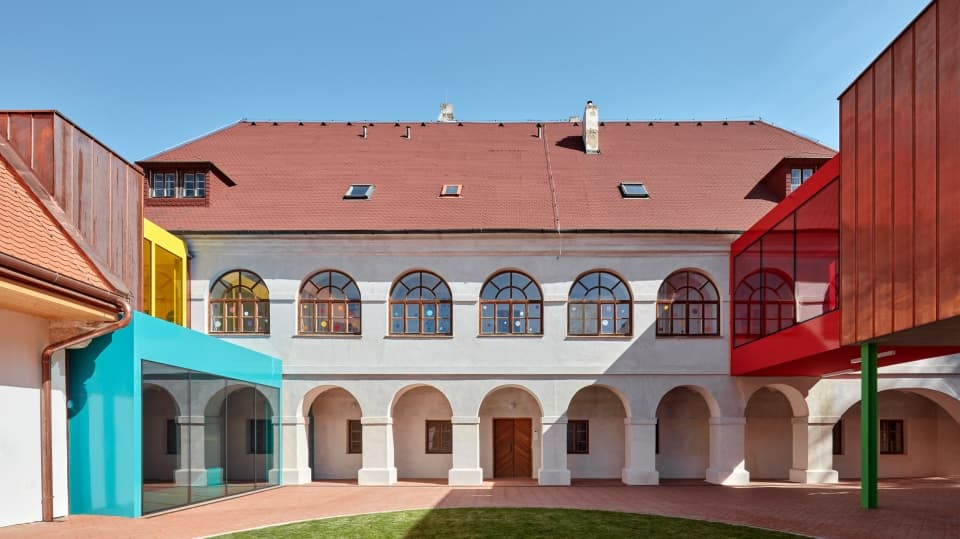 Public Atelier и FUUZE представили проект красочной начальной школы в Чехии Public Atelier и FUUZE представили проект красочной начальной школы в Чехии