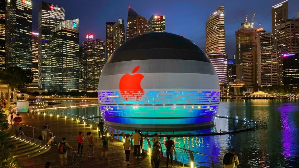 Foster+Partners построили подводный шоу-рум Apple Foster+Partners построили подводный шоу-рум Apple
