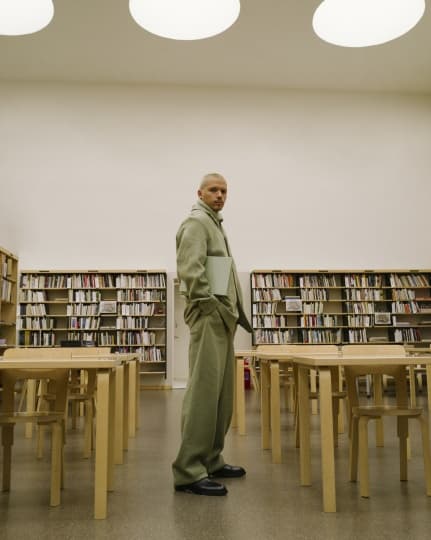 COS выпустил рекламную кампанию на фоне исторических локаций в преддверие запуска онлайн-магазина